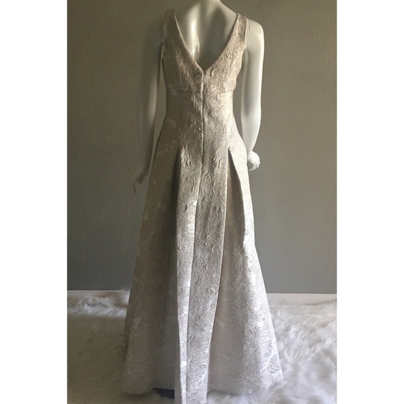Betsy & Adam V Neck Brocade jacquard Gown dress - Picture 4 of 9